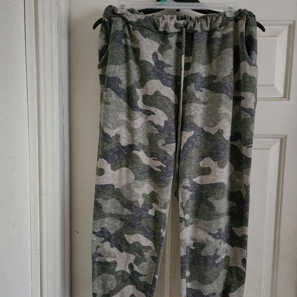 Honey Me Camouflage cropped lounge pants